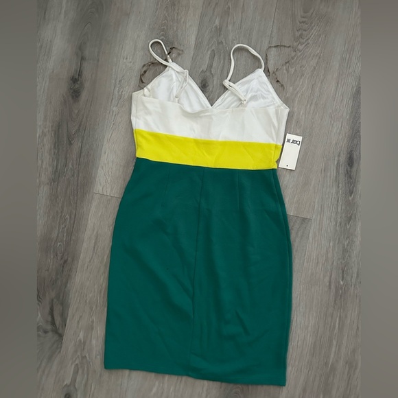 Green and White Dress with Yellow Accent Bar III New Size M - Picture 2 of 2